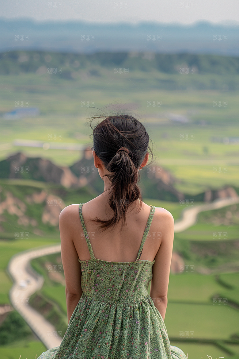 女生旅行背影辽阔探险摄影图