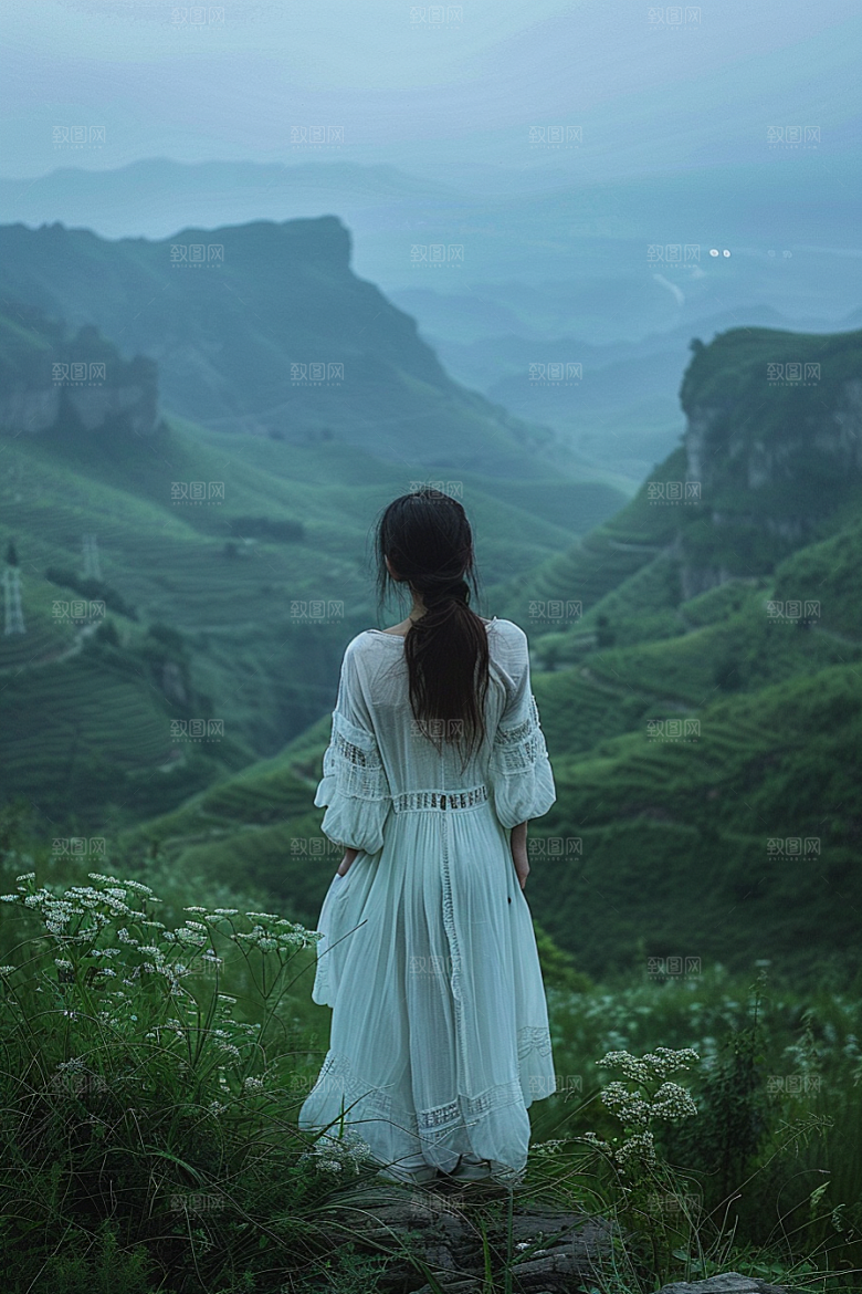 女生旅行背影户外徒步摄影图