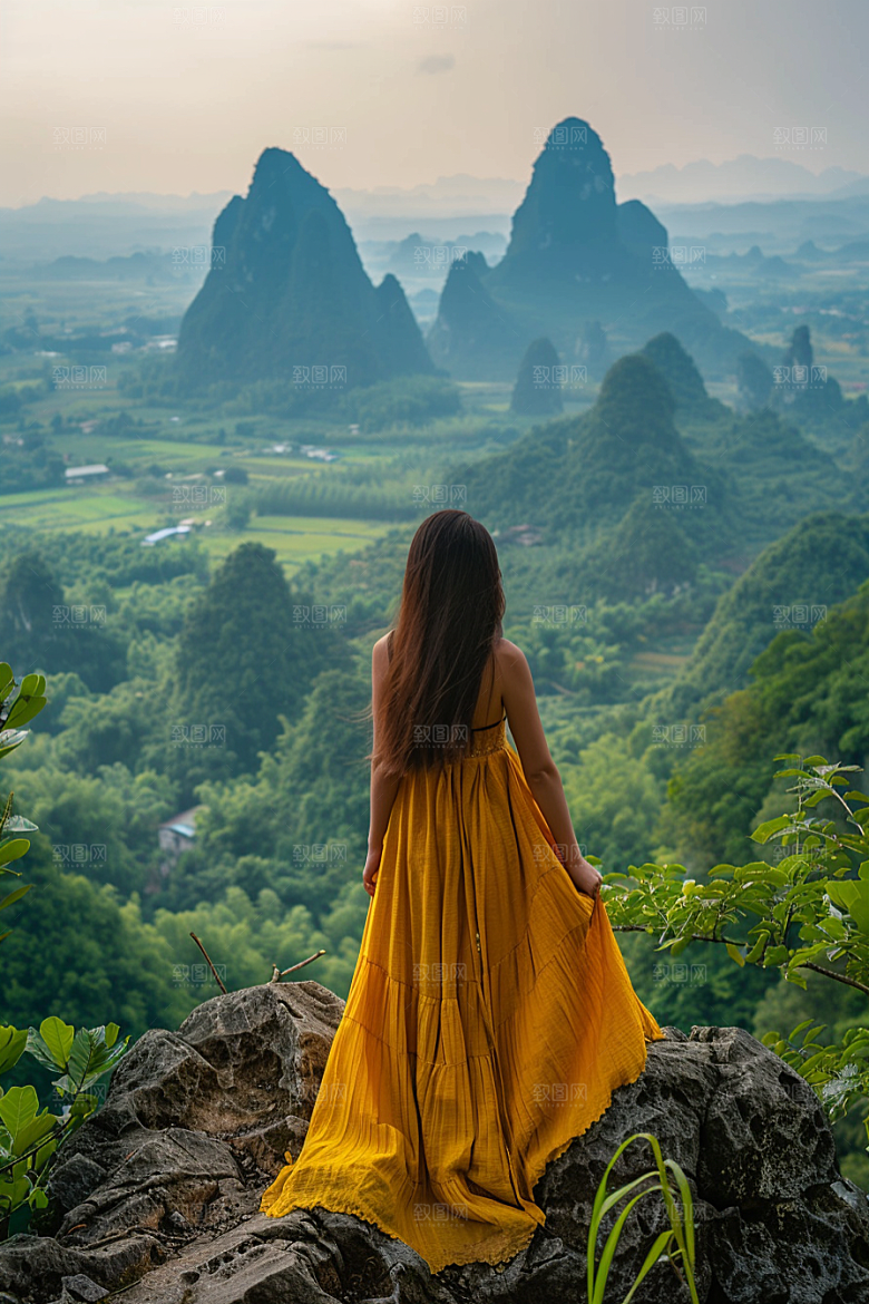 女生旅行背影探险自然摄影图