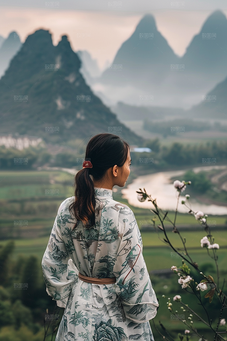 女生旅行背影户外徒步摄影图