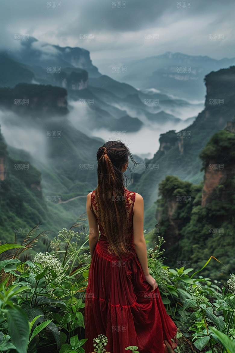 女生旅行背影人物徒步摄影图