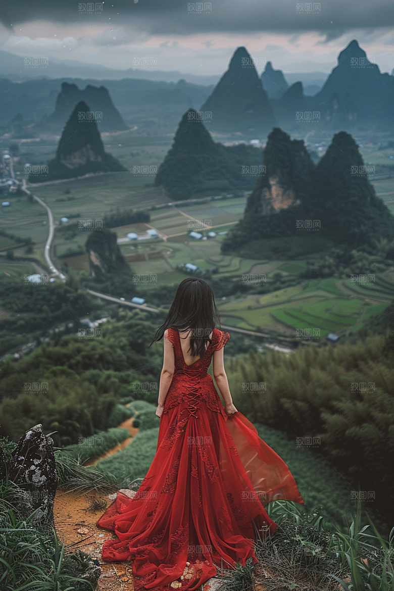 女生旅行背影徒步户外摄影图