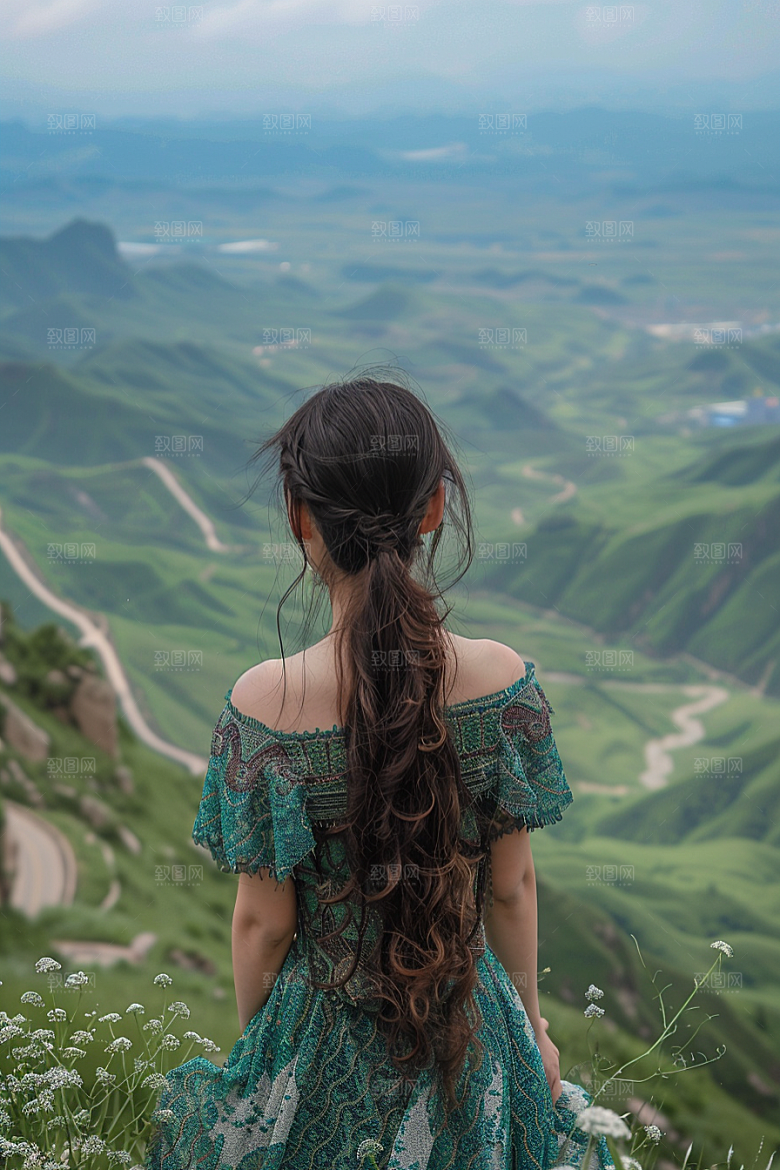 女生旅行背影自然辽阔摄影图
