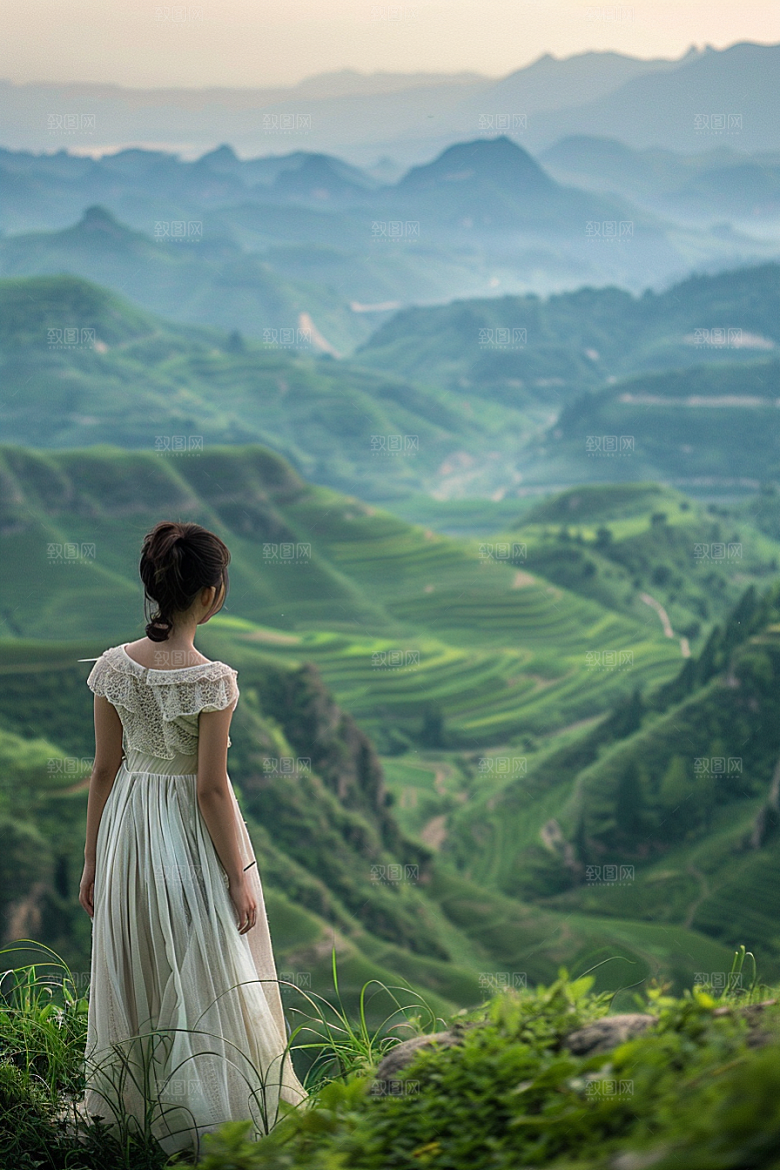 女生旅行背影徒步户外摄影图