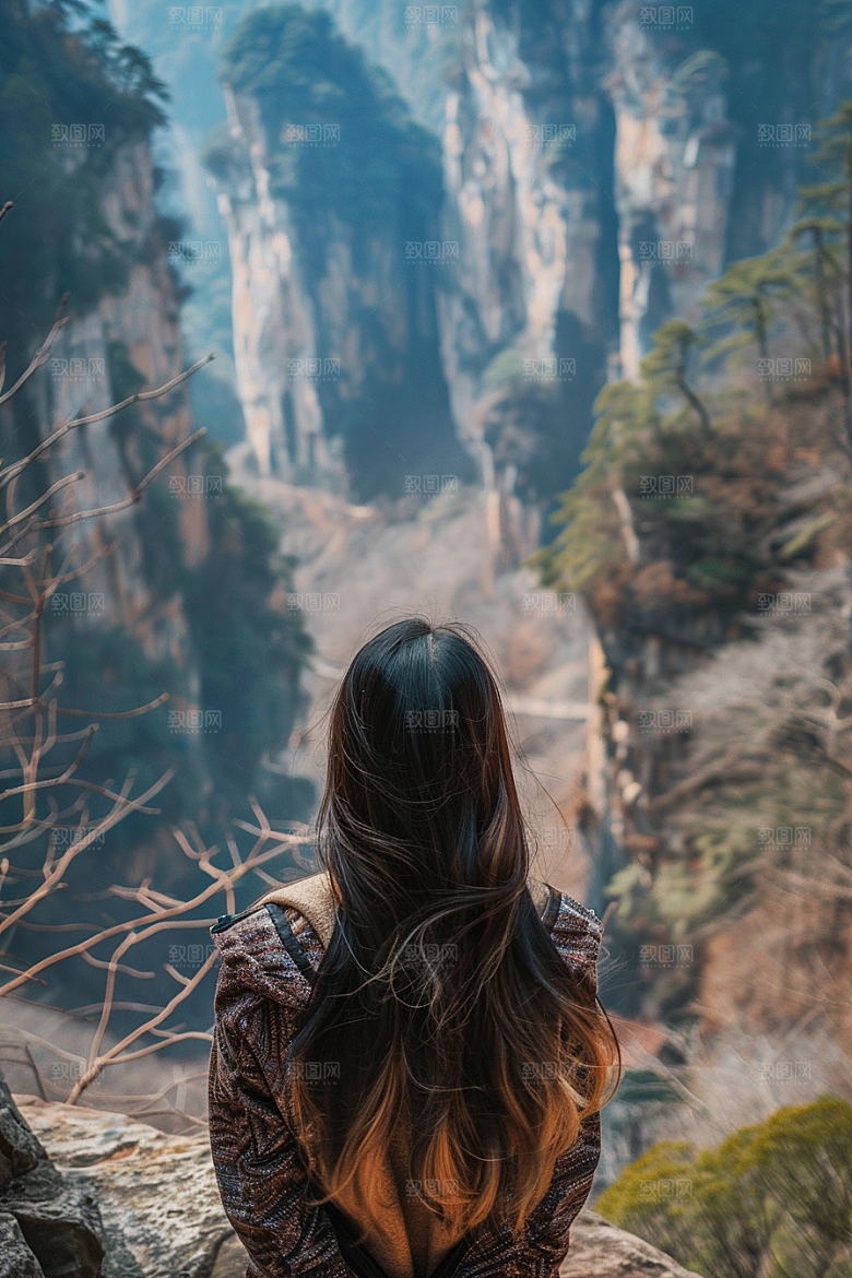 女生旅行背影探险自然摄影图