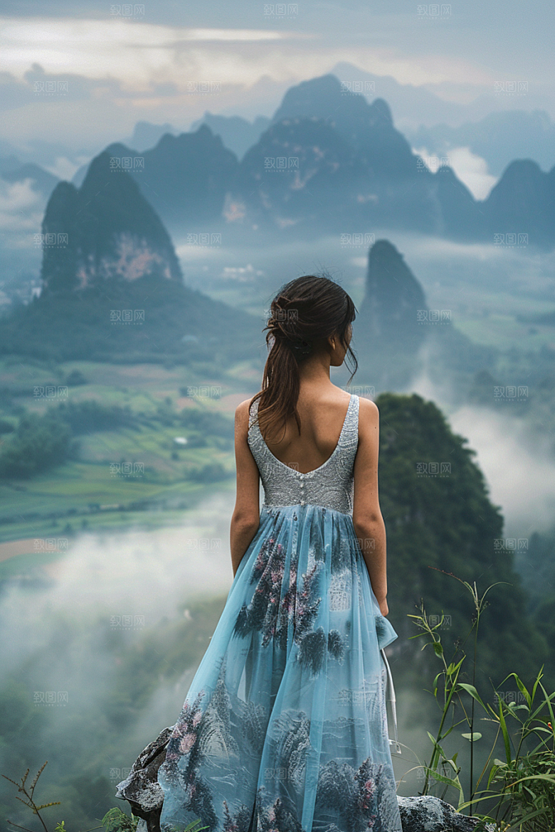 女生旅行背影探险旅游摄影图