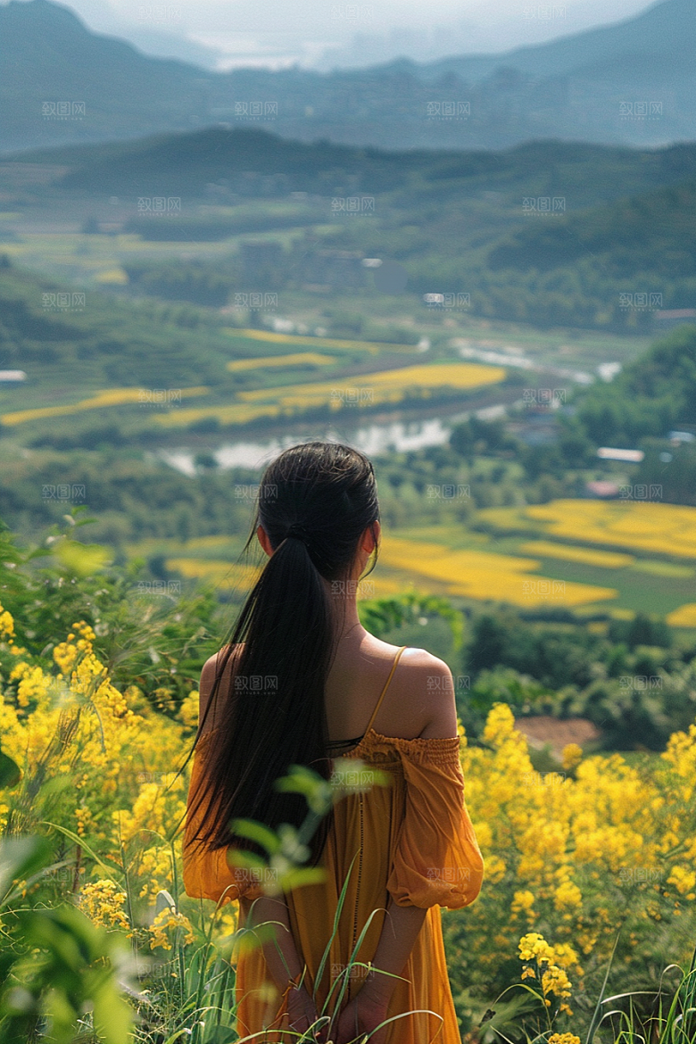 女生旅行背影辽阔徒步摄影图