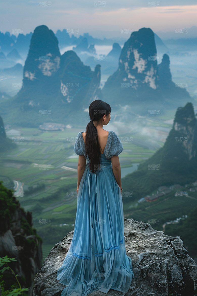 女生旅行背影唯美高清摄影图