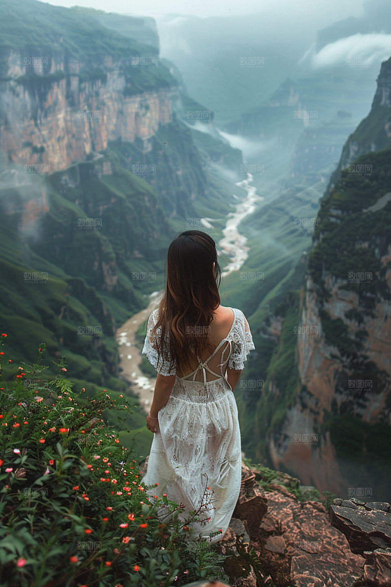 女生旅行背影徒步自然摄影图