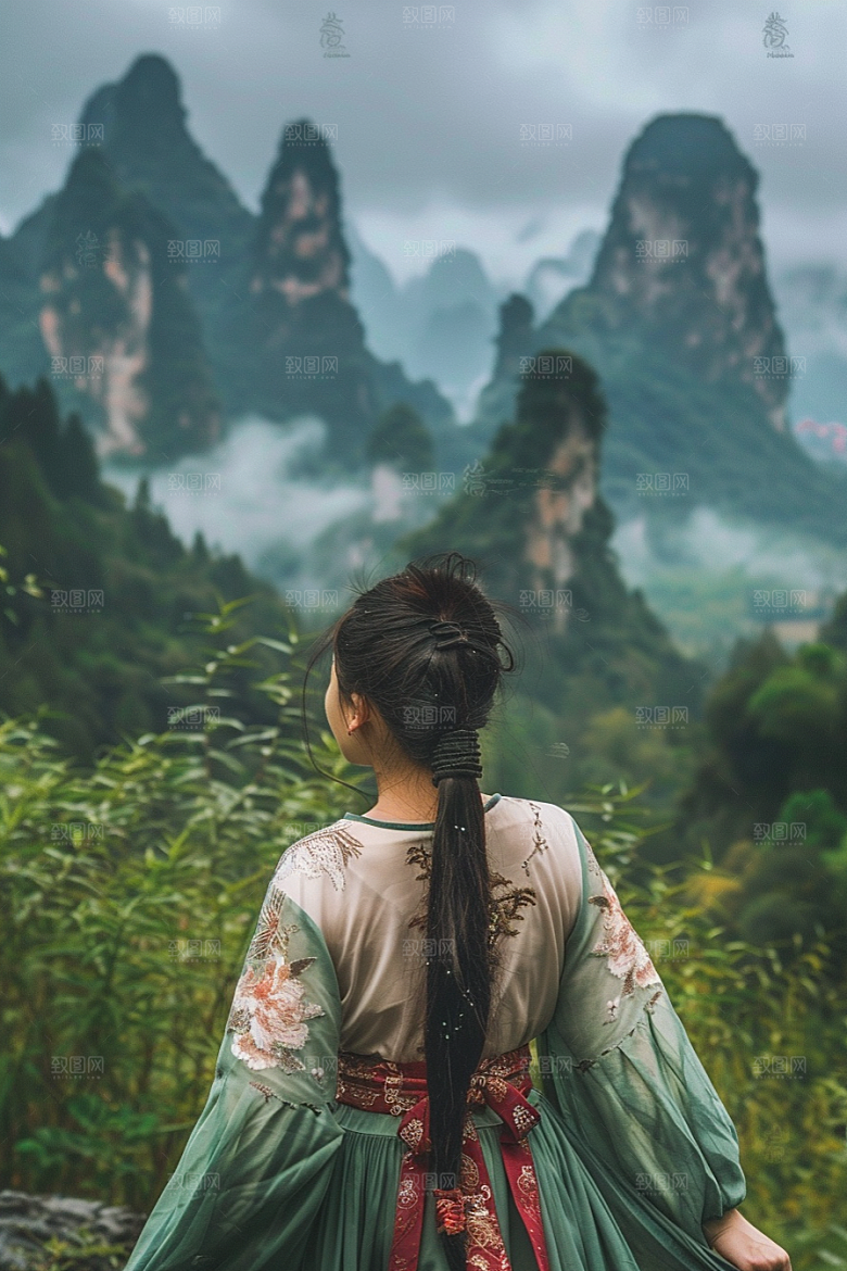 女生旅行背影户外徒步摄影图