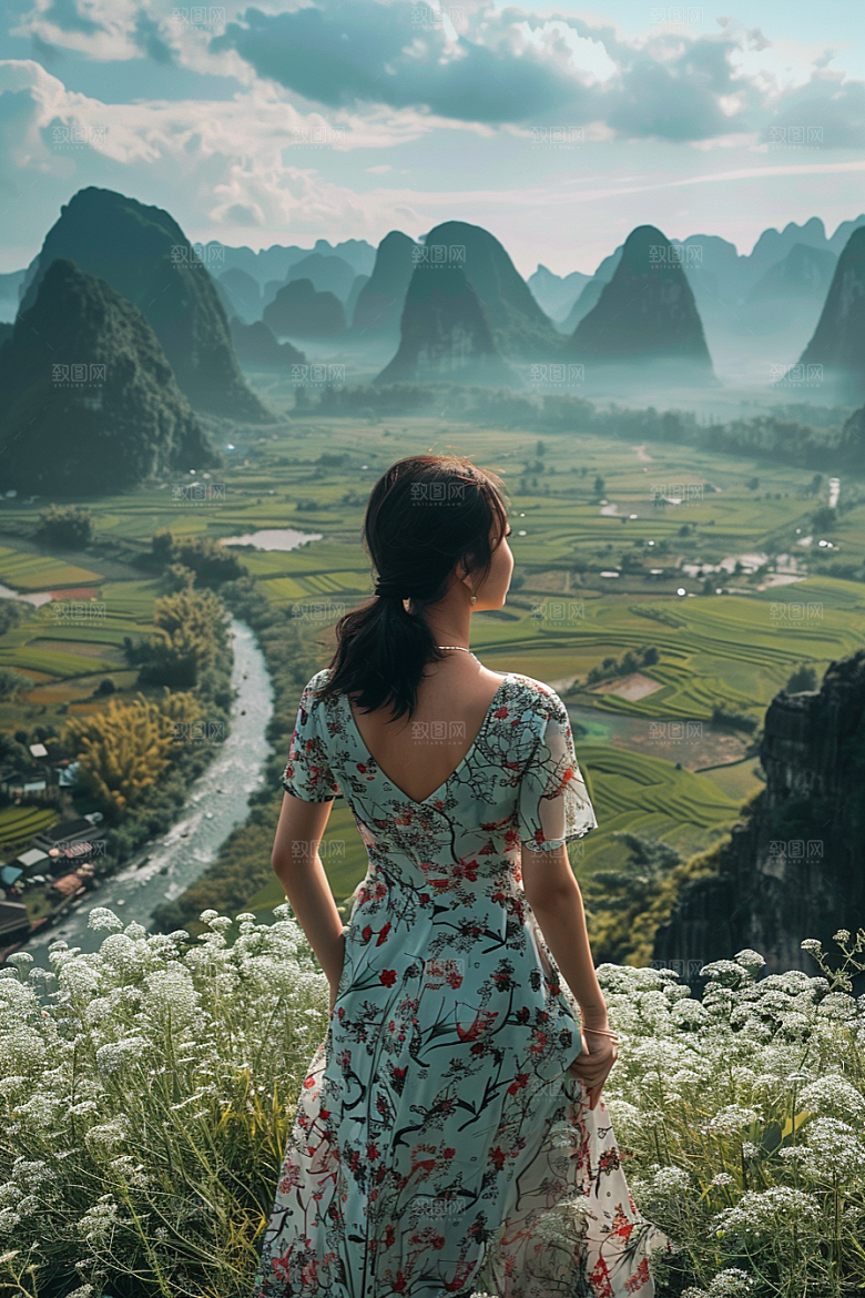 女生旅行背影探险户外摄影图