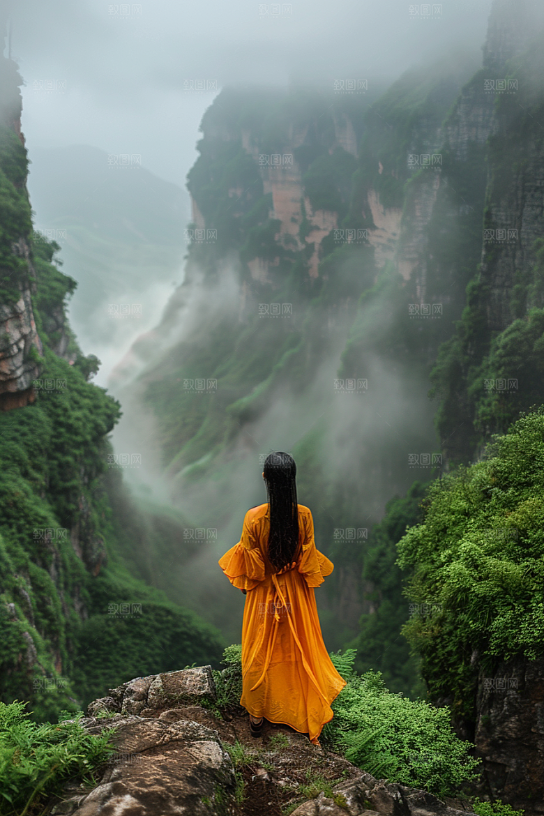 女生旅行背影唯美户外摄影图