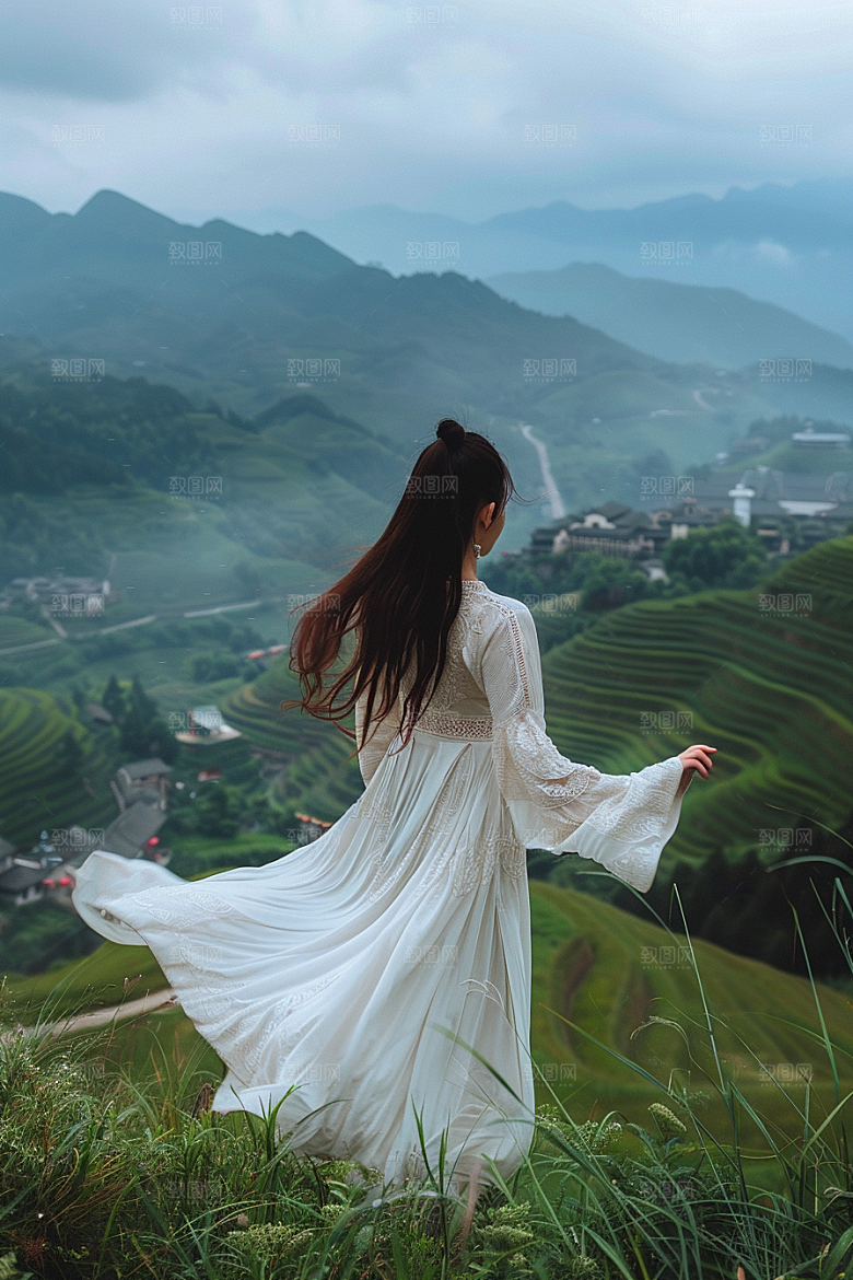 女生旅行背影高清徒步摄影图