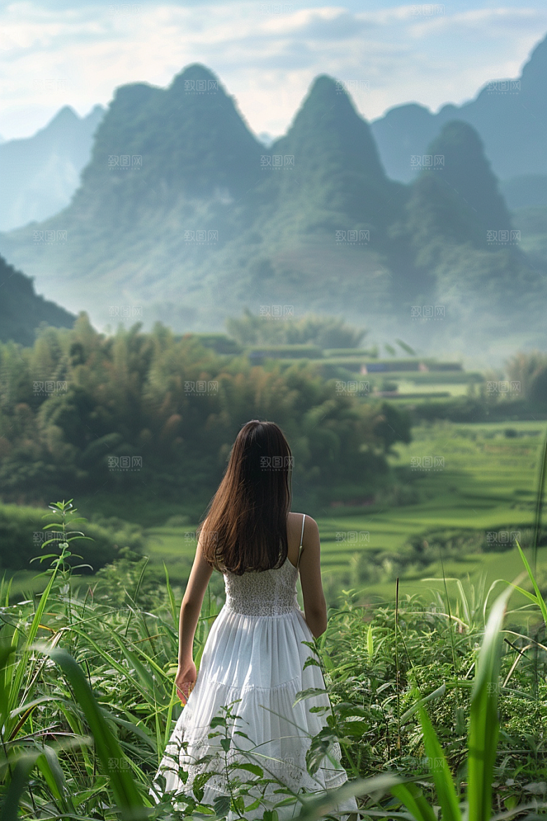 女生旅行背影高清徒步摄影图