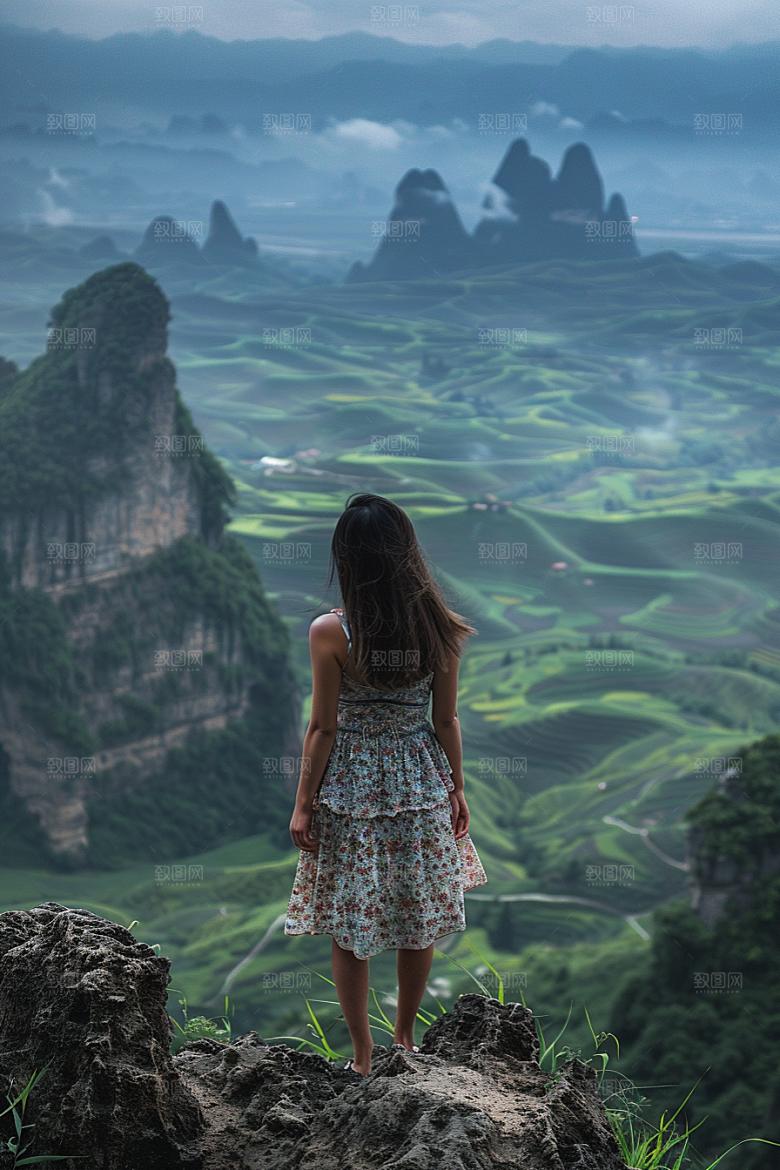 女生旅行背影人物高清摄影图
