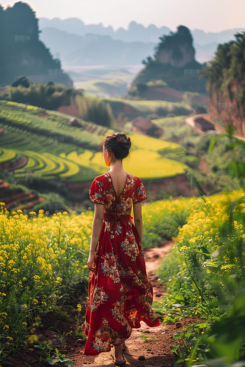 女生旅行背影辽阔自然摄影图