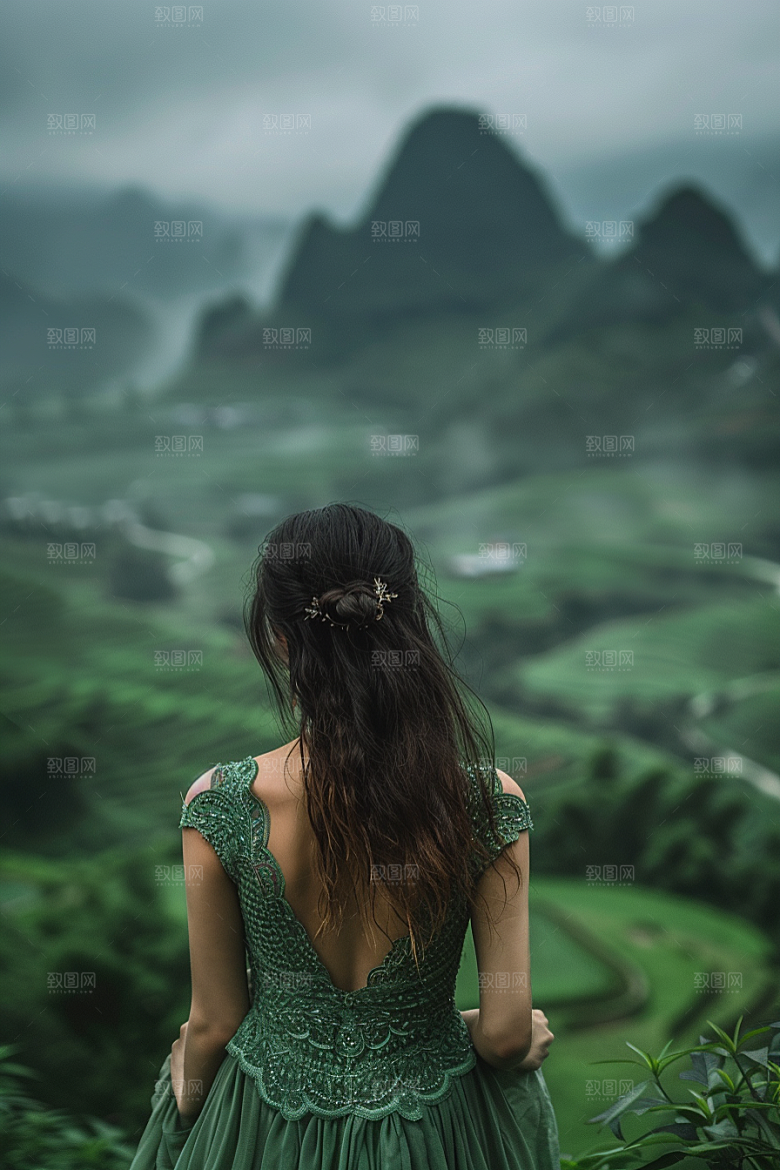 女生旅行背影徒步辽阔摄影图