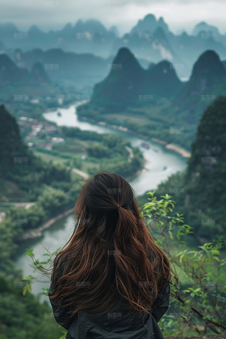 女生旅行背影探险自由行摄影图