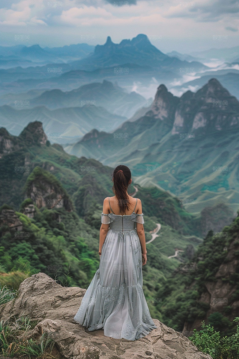 女生旅行背影风光徒步摄影图