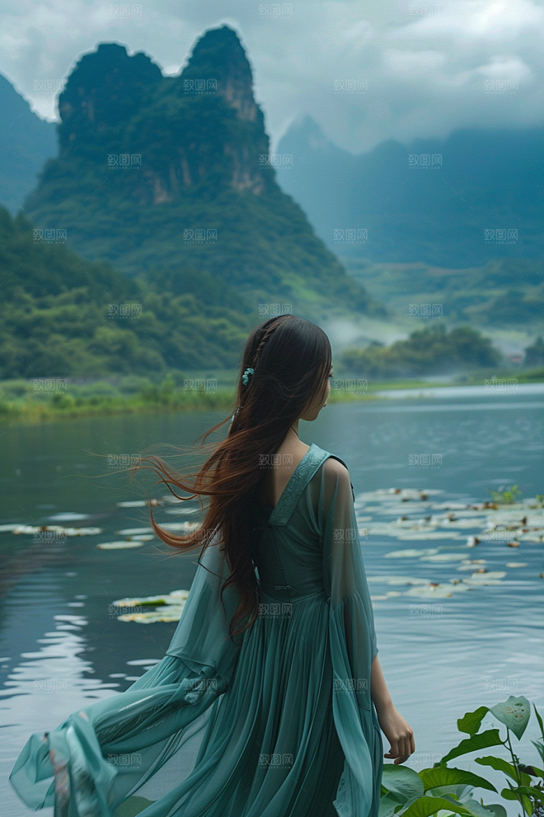女生旅行背影唯美徒步摄影图