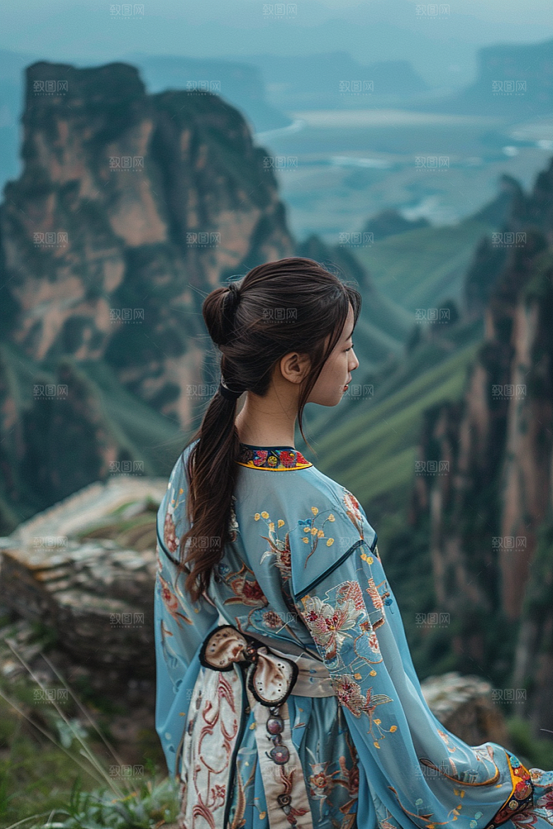 女生旅行背影自然徒步摄影图