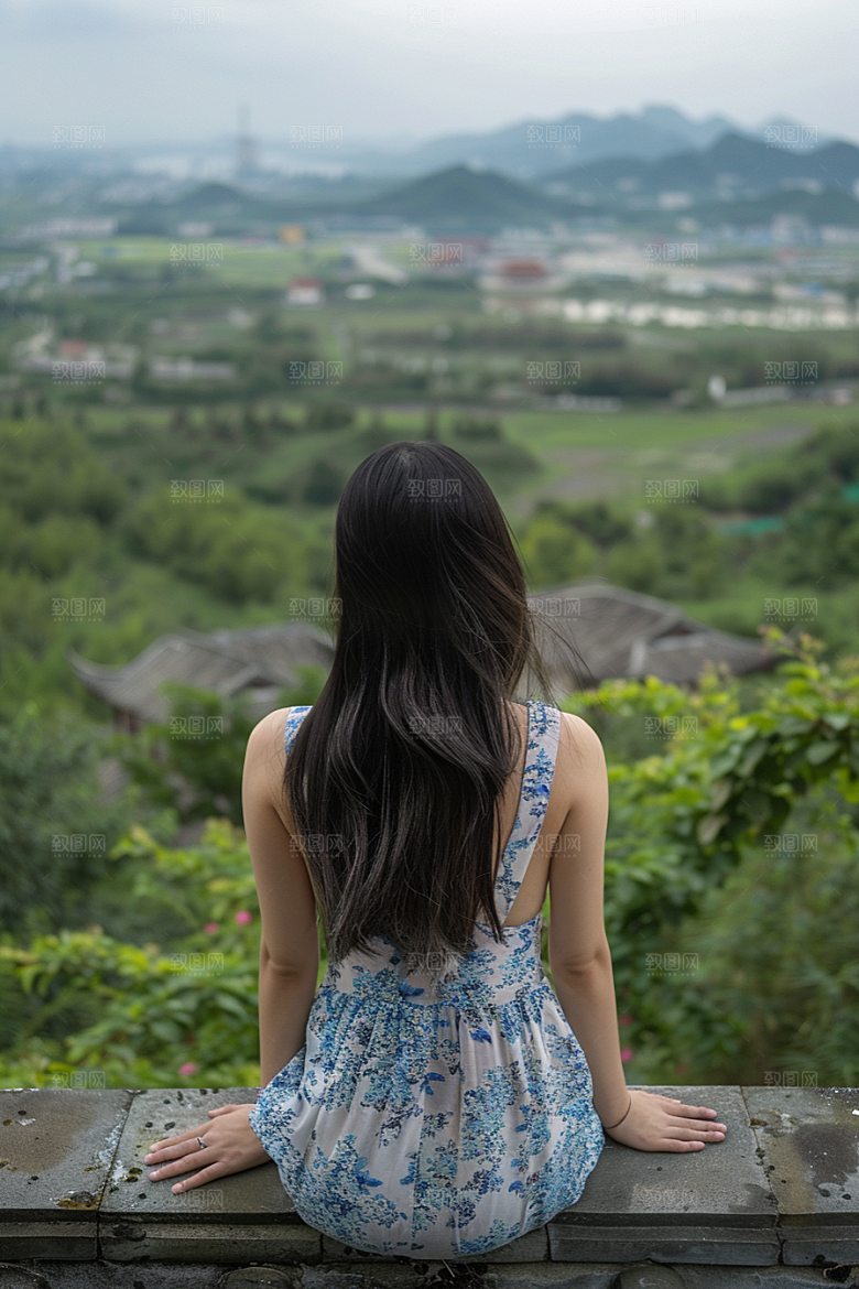 女生旅行背影人物徒步摄影图