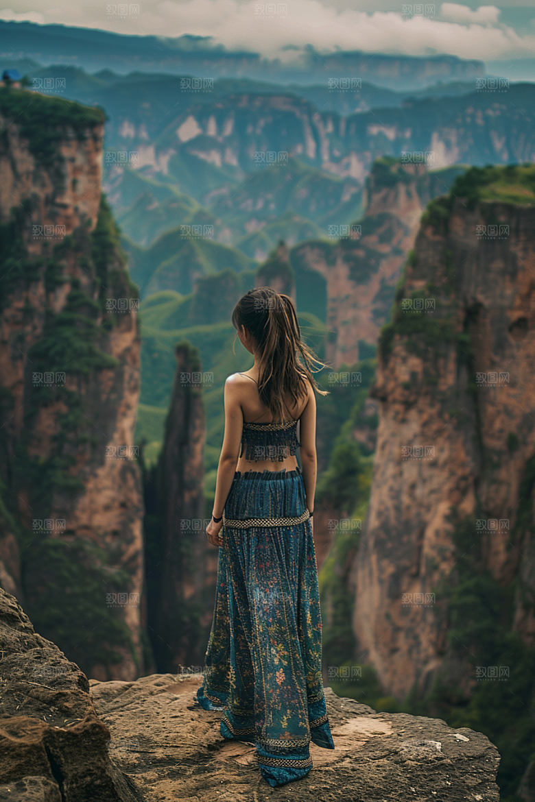 女生旅行背影徒步辽阔摄影图
