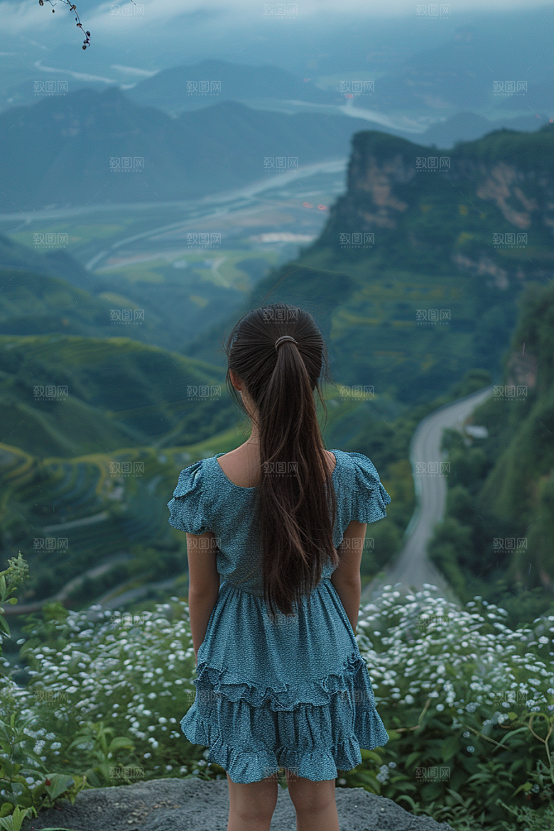 女生旅行背影人物徒步摄影图