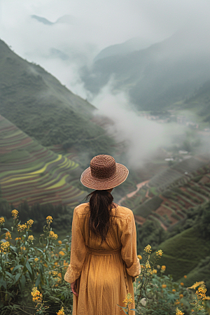 女生旅行背影徒步探险摄影图