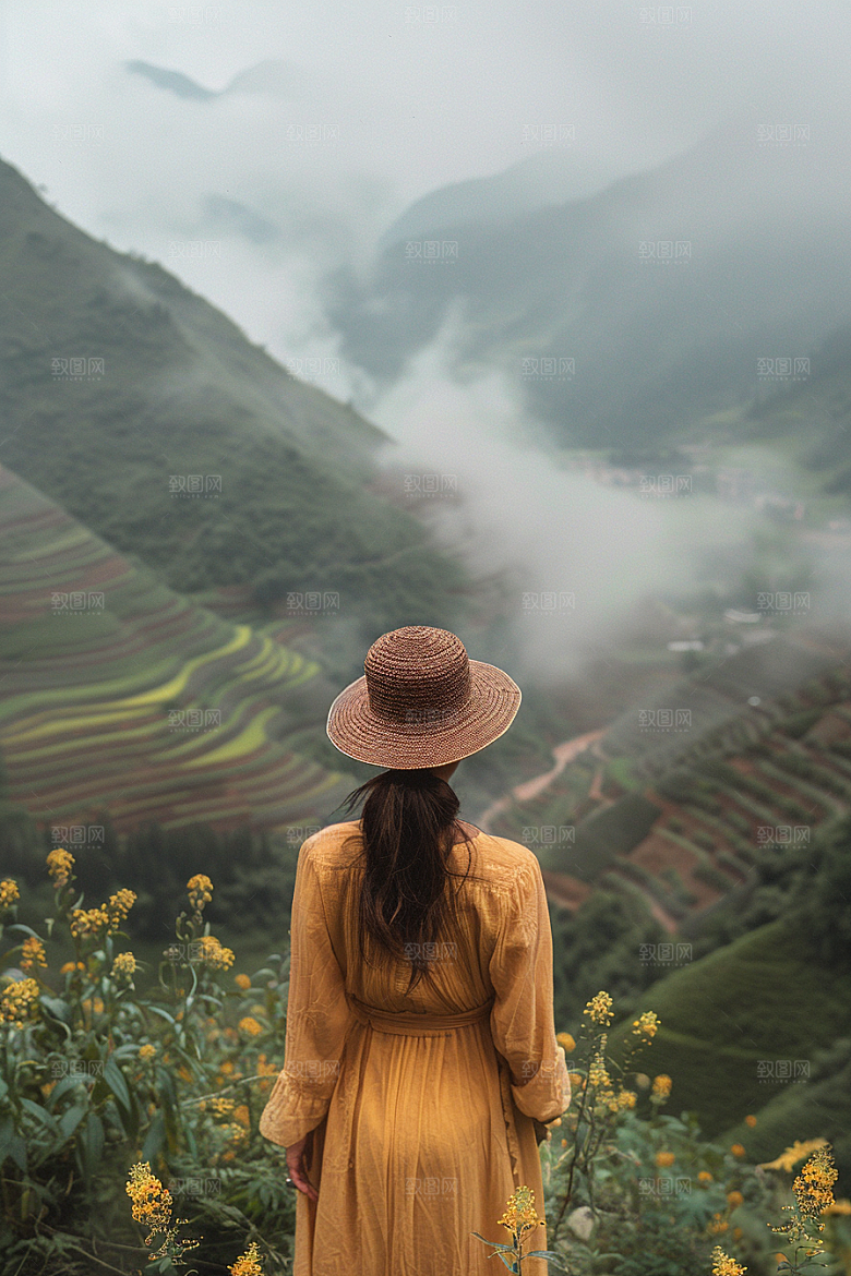女生旅行背影徒步探险摄影图