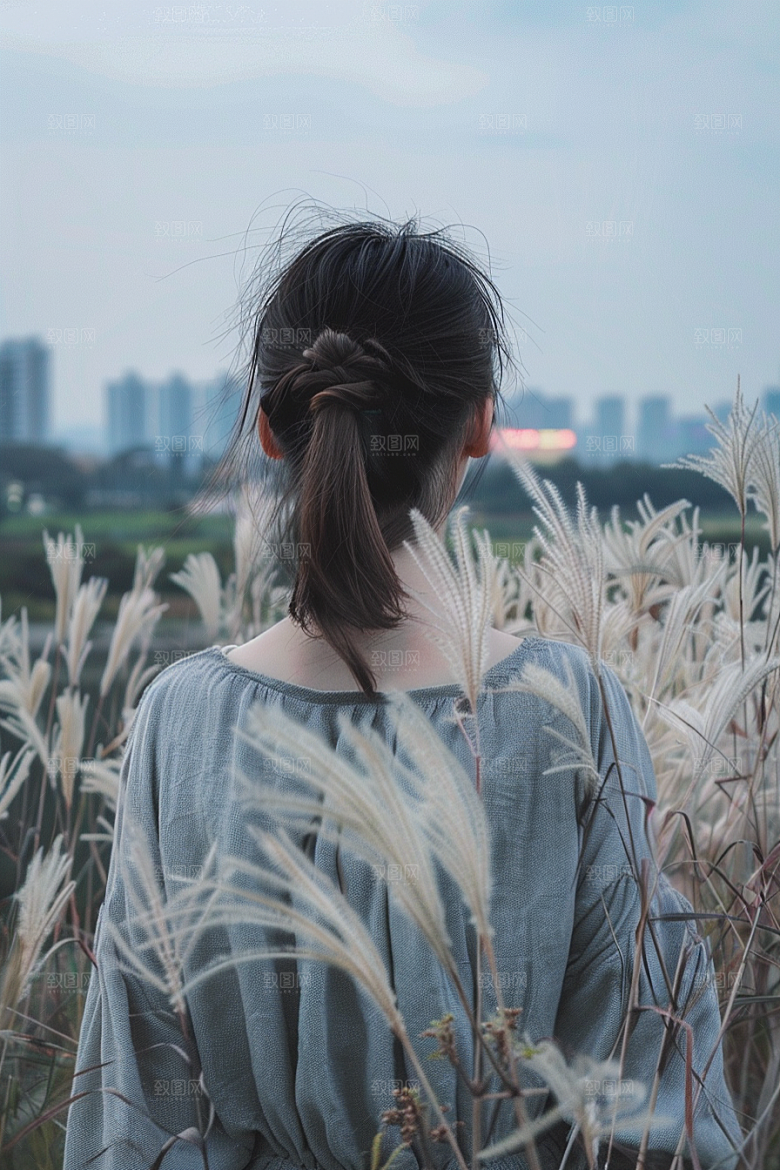 女生旅行背影自由行徒步摄影图