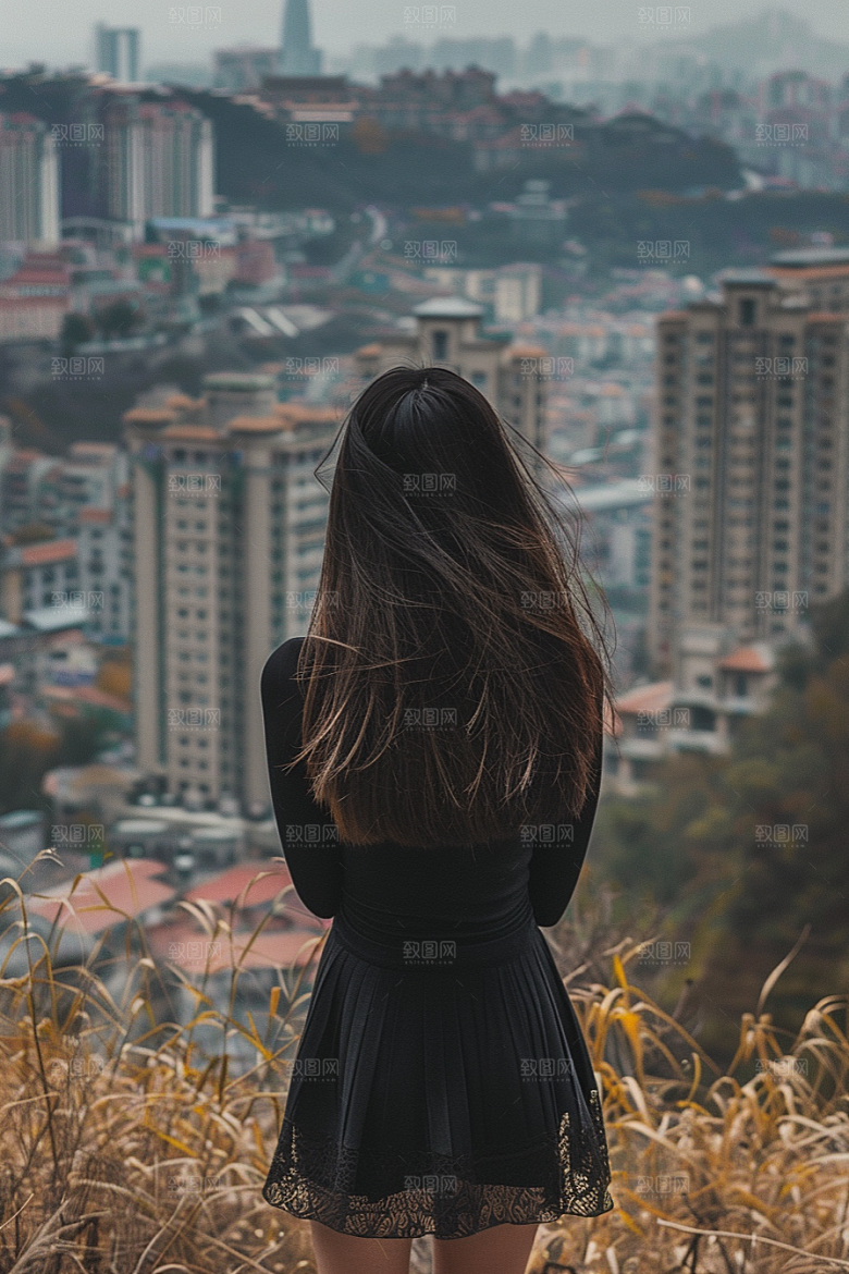 女生旅行背影户外徒步摄影图