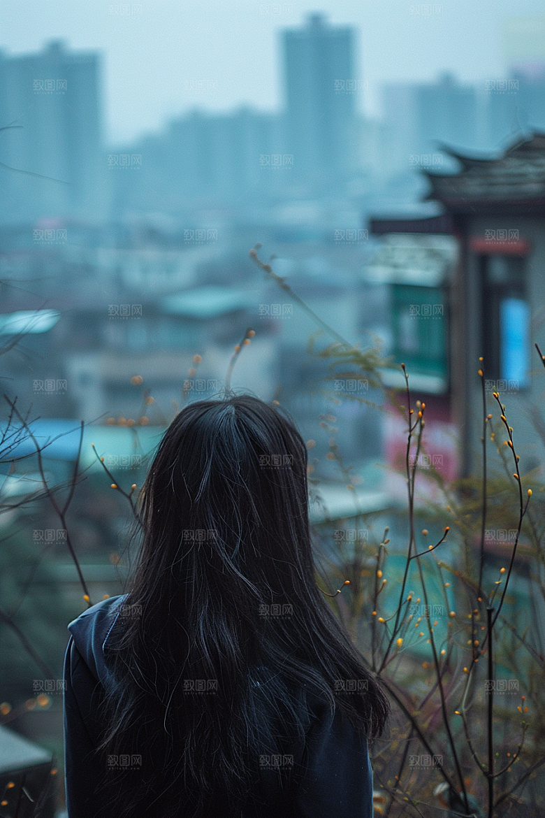 女生旅行背影探险自由行摄影图
