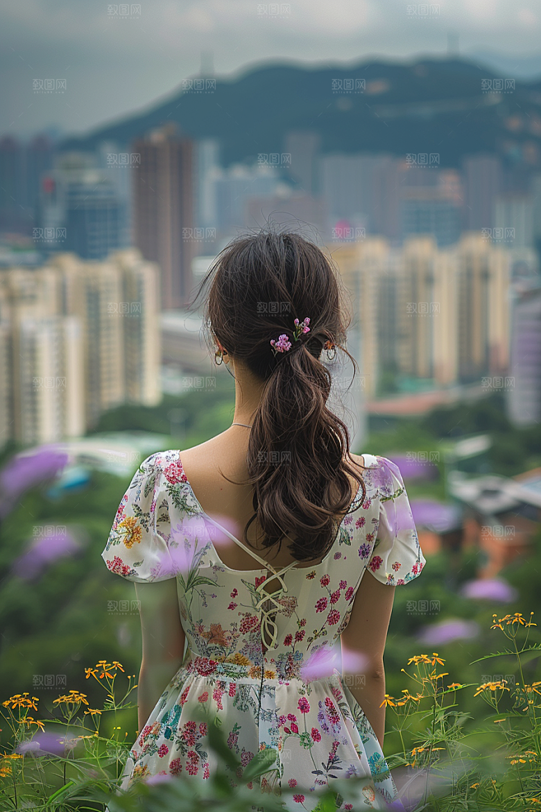 女生旅行背影探险户外摄影图