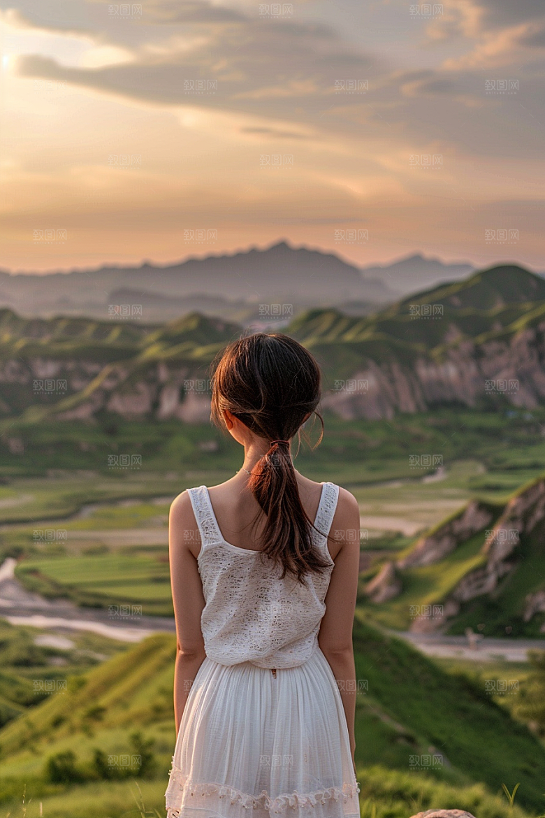 女生旅行背影辽阔徒步摄影图