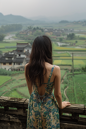 女生旅行背影户外探险摄影图