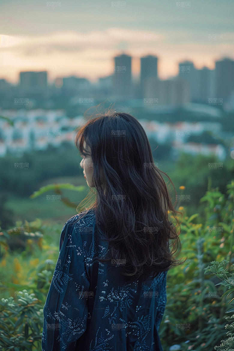 女生旅行背影辽阔探险摄影图