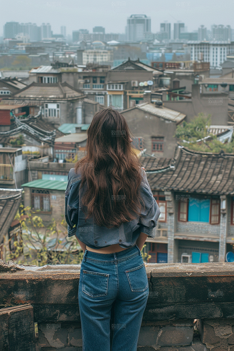 女生旅行背影户外辽阔摄影图