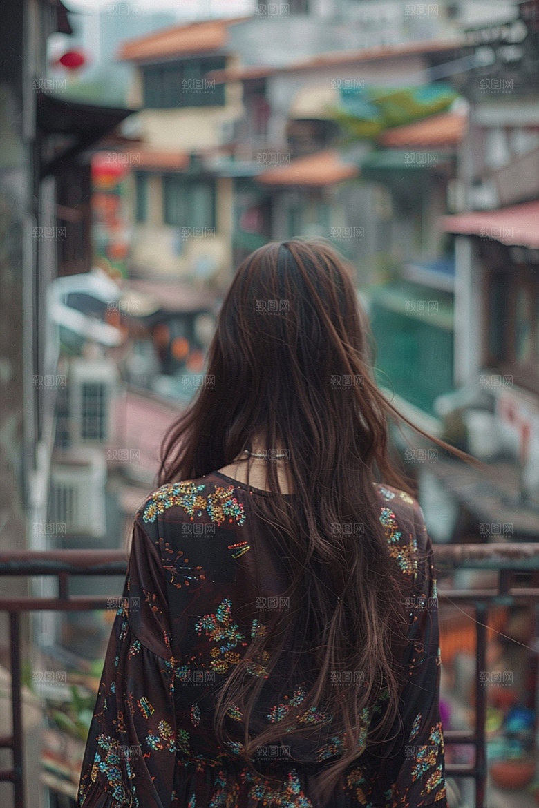 女生旅行背影唯美户外摄影图