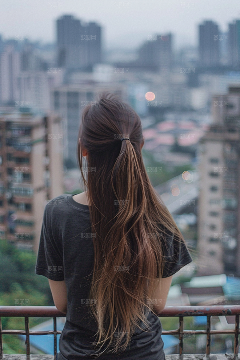 女生旅行背影旅游探险摄影图