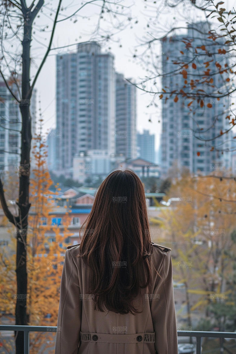 女生旅行背影人物辽阔摄影图