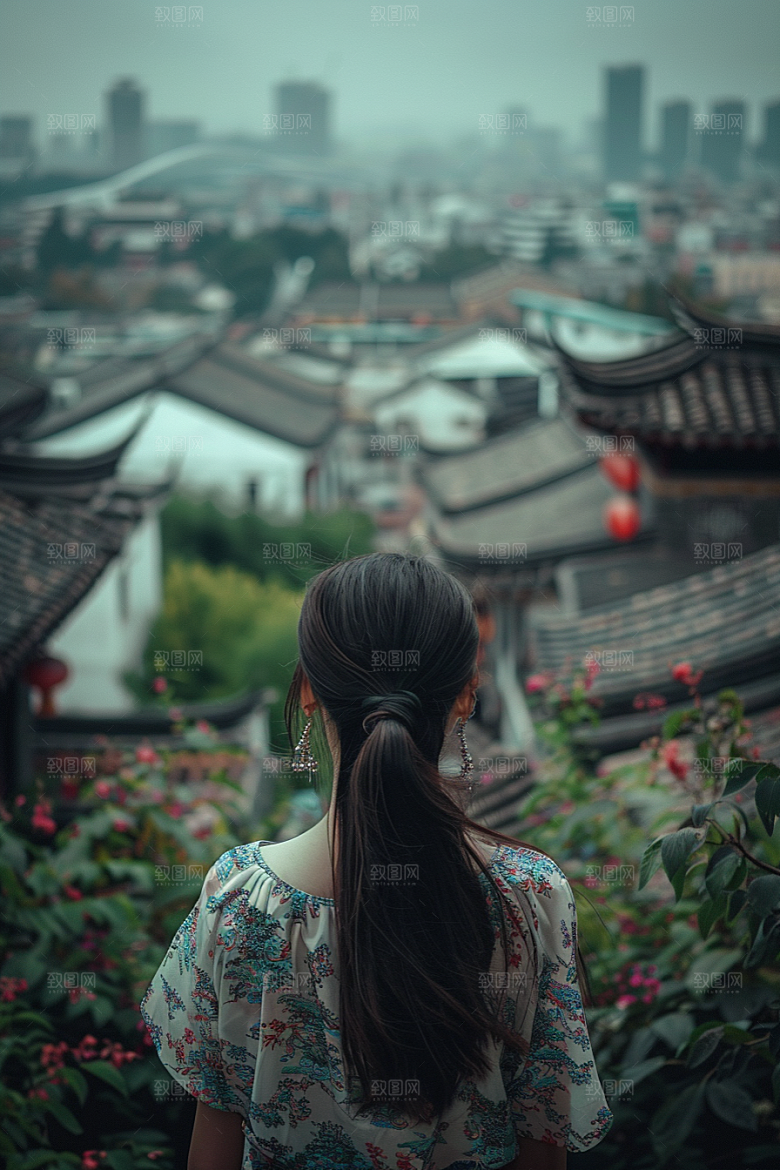 女生旅行背影探险徒步摄影图