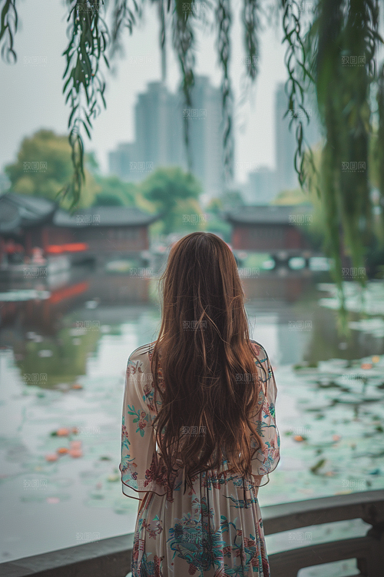 女生旅行背影唯美自然摄影图