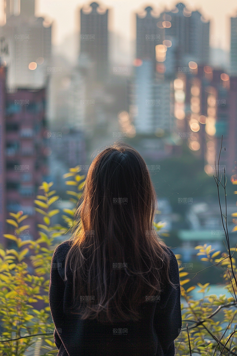 女生旅行背影探险徒步摄影图