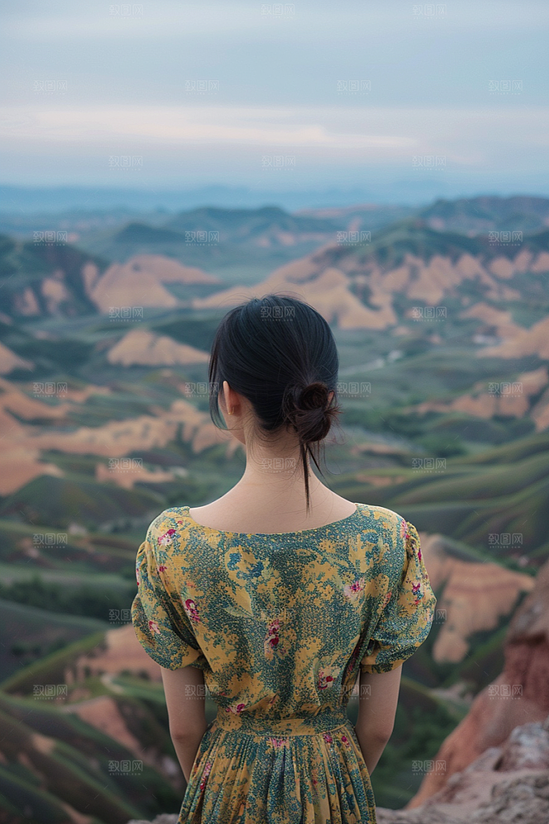 女生旅行背影自由行辽阔摄影图