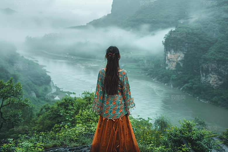女生旅行背影唯美自然摄影图