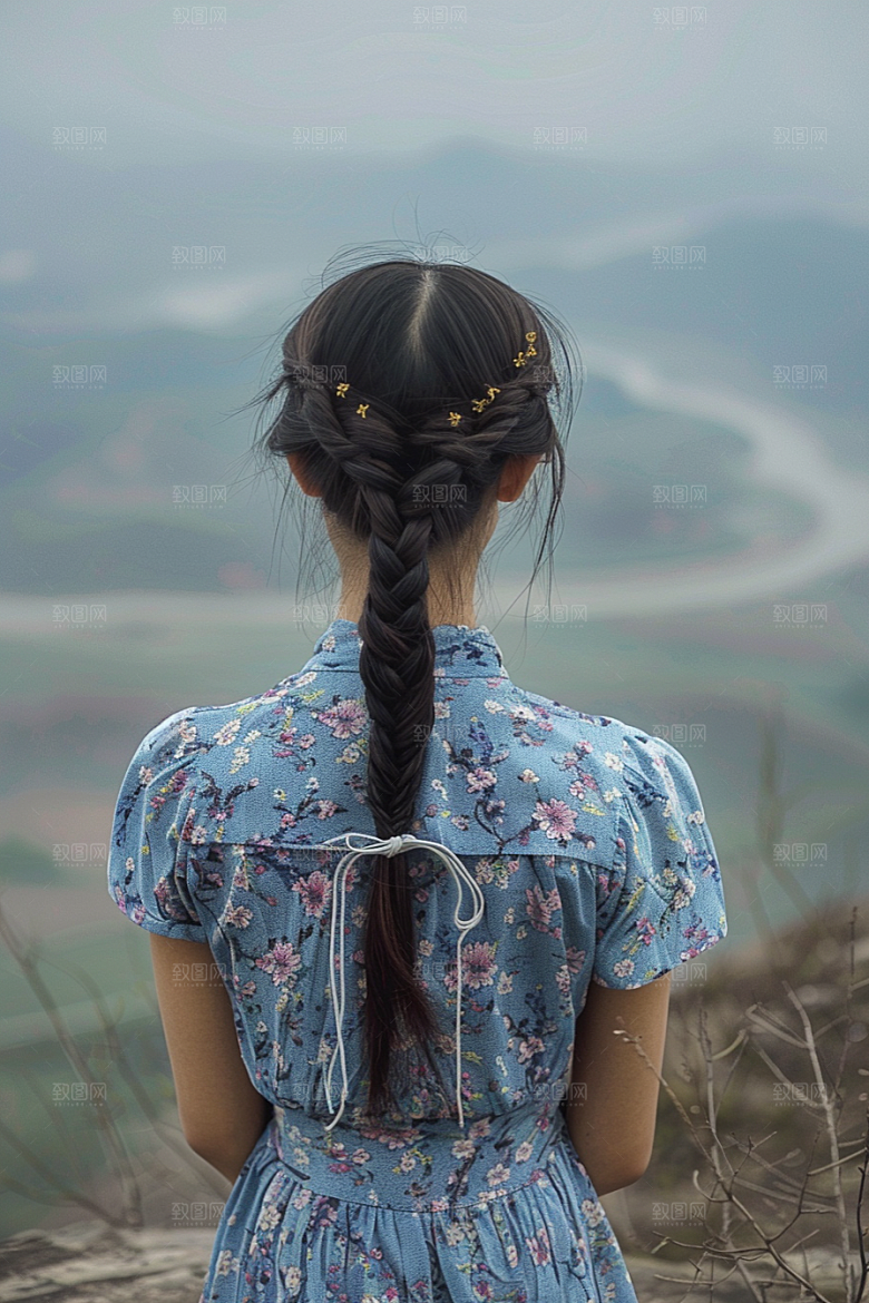 女生旅行背影徒步户外摄影图