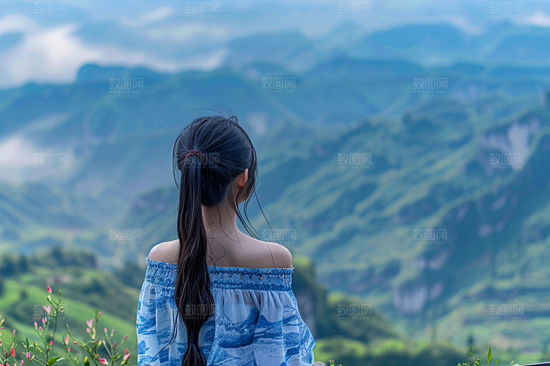 女生旅行背影人物徒步摄影图
