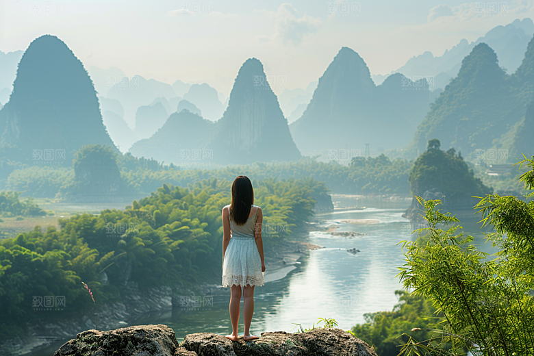 女生旅行背影风光徒步摄影图