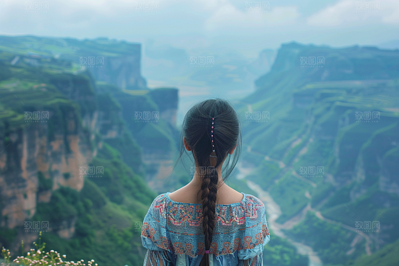 女生旅行背影探险自然摄影图